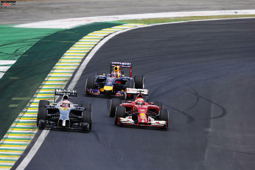Button, Alonso und Vettel tragen einen sehenswerten Dreikampf um die Plätze vier bis sechs aus. Sehenswert auch das Überraschungsmanöver von Vettel: Außen an Alonso vorbei, als dieser daran scheitert, sich Button zu schnappen!