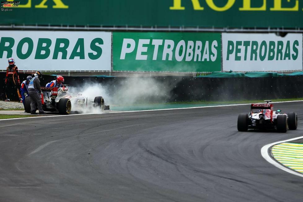 Deja-vu für Romain Grosjean: Genau wie vor einem Jahr verraucht beim Grand Prix von Brasilien sein Renault-Motor. Schwacher Trost: An vorletzter Position fahrend (nur Sutil noch hinter ihm) hat er mit der Vergabe der Punkteränge ohnehin nichts zu tun.