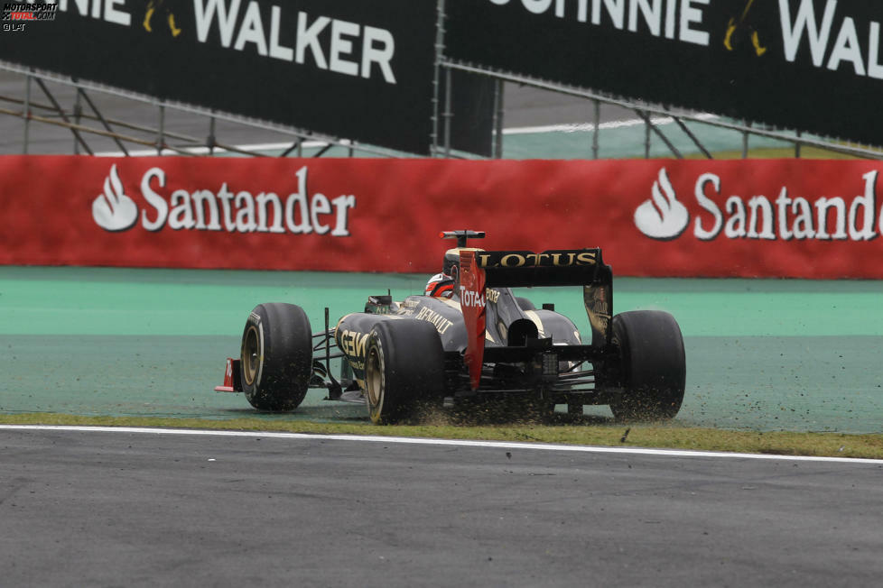 #13 Beim Grand Prix von Brasilien 2012 rutscht Kimi mit seinem Lotus von der Strecke. Anstatt gleich den direkten Weg zurück zu suchen, fährt er solange im Notausgang weiter, bis er vor einem verschlossenen Tor ansteht - und erst recht wenden muss.