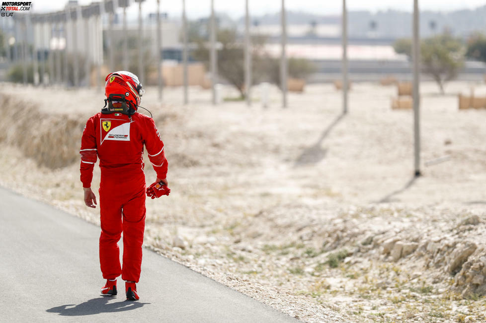 #5 In Bahrain 2017 rollt Räikkönen im ersten Training mit Motorschaden aus. Daraufhin steigt er aus - und marschiert bei Gluthitze in voller Rennmontur eine gefühlte Ewigkeit in der Hitze. Im Netz wird der Spaziergang zum Hit. 