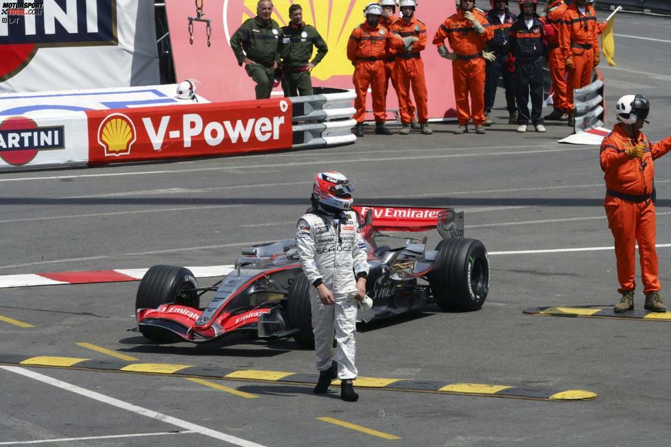 #9 In Monaco 2006 fährt Kimi auf McLaren einem sicheren Podestplatz entgegen, bis in der Portier-Kurve ein Kabelbaum durchschmort und er aufgeben muss. Anstatt zum Team an die Box zurückzukehren, marschiert er direkt auf seine im Hafen geparkte Jacht und genehmigt sich dort mit Freunden ein paar Bierchen.