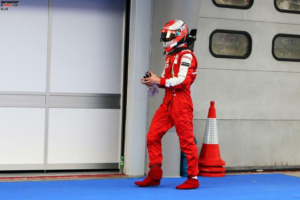 #7 Der Grand Prix von Malaysia 2009 wird wegen Regens unterbrochen. Während alle anderen konzentriert auf die Fortsetzung des Rennens warten, holt sich Kimi, bereits in sommerlichen Shorts gekleidet, ein Eis und eine Cola aus dem Ferrari-Kühlschrank.