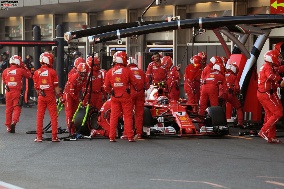 #2 Räikkönen legt in Baku 2017 aber noch einen drauf. Als er nach der roten Flagge im Rennen an das Ende der Boxengasse zum Restart geschoben wird, vergessen die Ferrari-Mechaniker in der Hektik sein Lenkrad. 