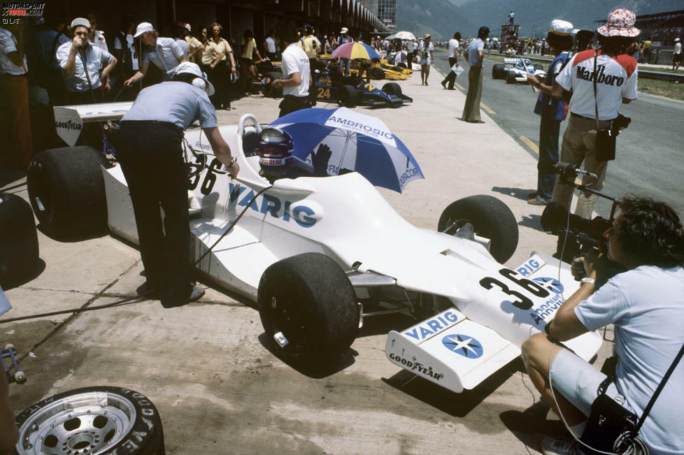 Nummer 12: Der italienische Pasta-Millionär Franco Ambrosio sowie die ehemaligen Shadow-Techniker Alan Rees, Jackie Oliver, Dave Wass und Tony Southgate (die Initialen ihrer Nachnamen bilden den Teamnamen) gründen 1977 den Rennstall Arrows. Bereits beim dritten Rennen, in Long Beach 1978, sammelt Riccardo Patrese den ersten WM-Punkt. Zwischen 1991 und 1996 heißt das Team, das zwischenzeitlich mit Porsche-Motoren fährt, wegen des Engagements des japanischen Geschäftsmannes Wataru Ohashi Footwork.