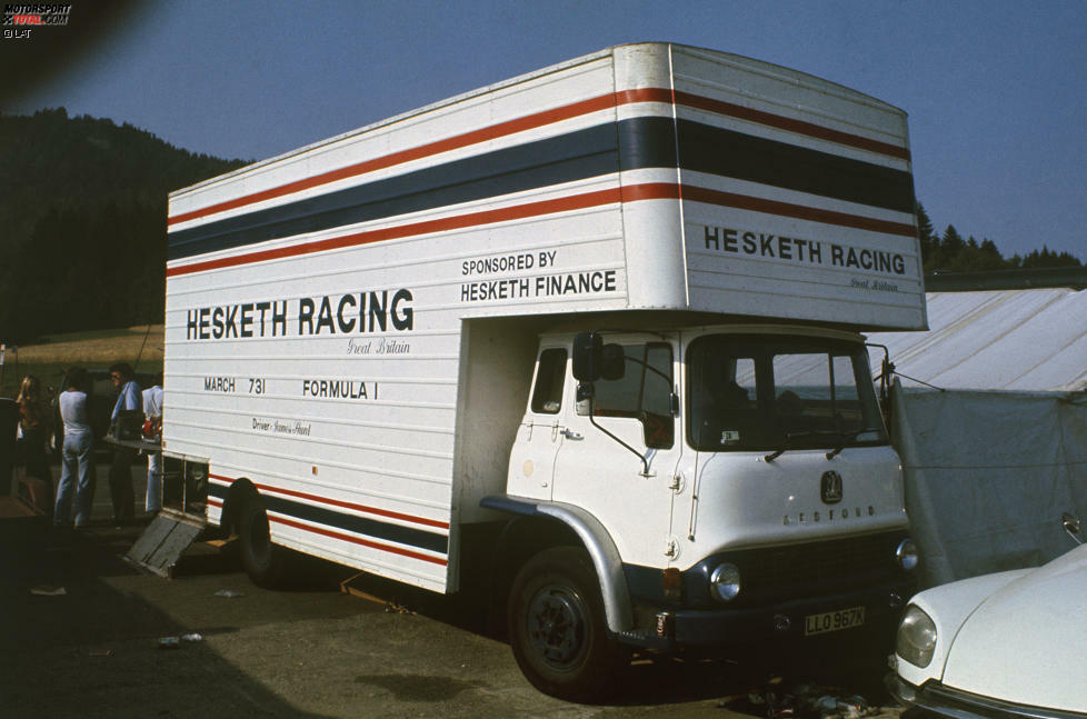 Nummer 5: Schon in der Formel 3 macht sich Lord Hesketh einen Namen, weil sein Team unabhängig von den (teilweise grottenschlechten) Ergebnissen Champagner schlürfen und wilde Partys feiern darf. Fahrer James Hunt trägt einen Rennoverall mit der Aufschrift: 