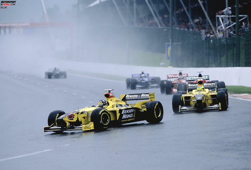 Der größte Erfolg: Nach einem Massencrash am Start feiert Jordan in Spa-Francorchamps 1998 einen umjubelten Doppelsieg, Damon Hill vor Ralf Schumacher. Letzterer ärgert sich maßlos über eine Stallorder, die in den letzten Runden ausgesprochen wird, um den Doppelsieg nicht mehr zu gefährden. Im Jahr darauf kämpft Heinz-Harald Frentzen bis zu einem Elektronikdefekt auf dem Nürburgring um den Titel - und wird letztendlich WM-Dritter.