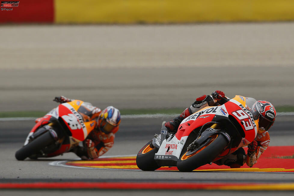 Sturz in Aragon - Beim Regenrennen in Spanien riskiert Marquez zu viel, bleibt mit Slicks im Regen auf der Strecke und stürzt. 