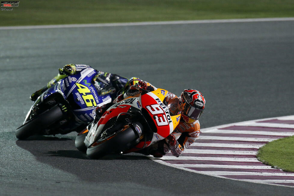 Erster Sieg: Katar - Nach einer Beinverletzung besiegt Marquez Valentino Rossi im direkten Duell und eröffnet die Saison mit 25 Punkten. 