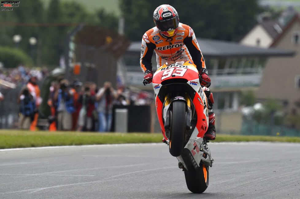 Neunter Sieg: Sachsenring - Auf rutschiger Strecke pflügt Marquez durch das Feld. 