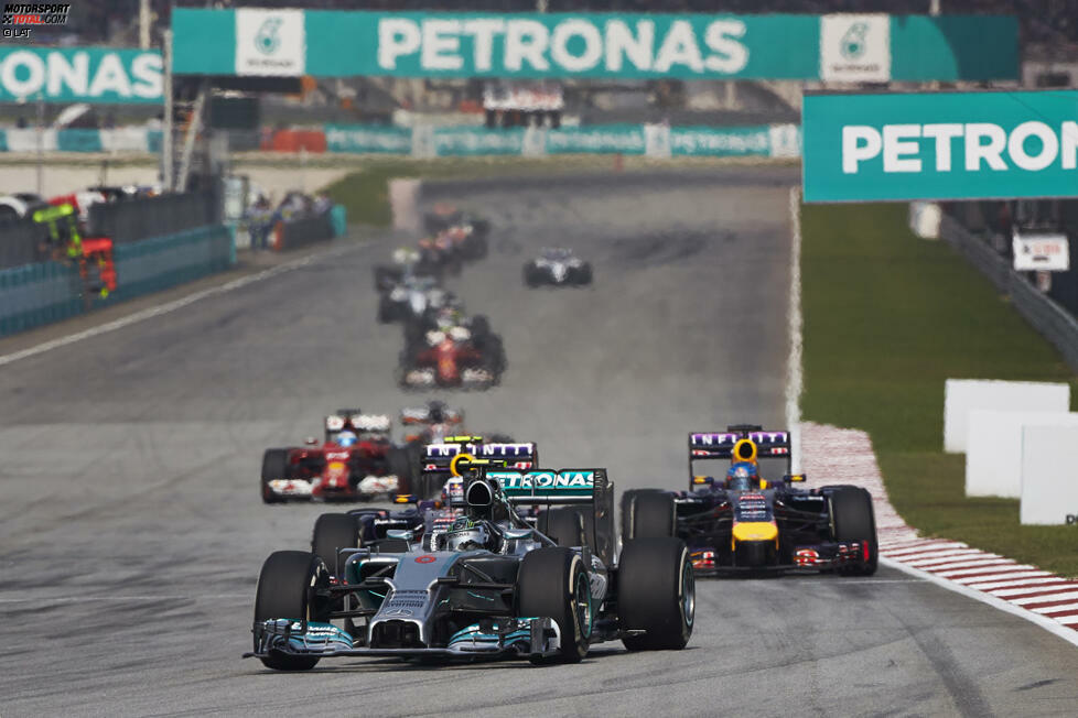 Schon in Malaysia rückt das Team aus Brackley den Fauxpas wieder gerade. Hamilton siegt in überlegener Manier und lässt der Konkurrenz wieder einmal keine Chance. Mit fast 25 Sekunden Rückstand ist es diesmal Sebastian Vettel, der sich den Silberpfeilen am nächsten nähern kann - wenn man von nähern überhaupt sprechen kann.