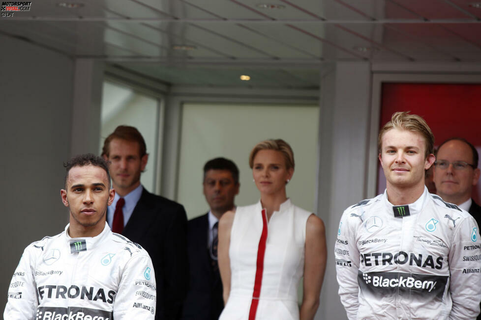 Erste Risse scheint die heile Mercedes-Welt nämlich bereits im Fürstentum von Monaco zu bekommen. Weil Rosberg im Qualifying einen Fehler macht, wird Hamilton um seine Pole-Chance gebracht und fühlt sich betrogen. Viele fürchten am Sonntag eine undurchdachte Aktion, doch Hamilton behält einen kühlen Kopf, während sich Rosberg den Sieg sichert. In der Konstrukteurs-WM ist Mercedes zu diesem Zeitpunkt bereits unfassbare 141 Punkte voraus.