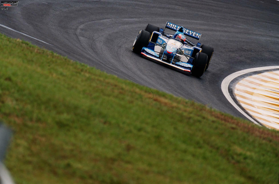 Beim Saisonauftakt in Sao Paulo sichert sich Schumacher nach einem Trainingsunfall den zweiten Startplatz, hinter seinem Erzrivalen Damon Hill auf Williams. Hill sollte in 17 Qualifyings zwölfmal vor Schumacher landen und das Pole-Duell der Titelanwärter 1995 mit 7:4 gewinnen.