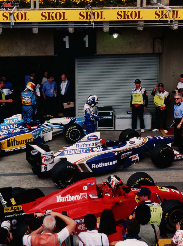 26. März 1995: Schumacher gewinnt den Grand Prix von Brasilien vor David Coulthard (Williams) und Gerhard Berger (Ferrari). Hill scheidet in Führung liegend wegen eines Radaufhängungs-Defekts aus. Aber weil die von der FIA genommenen Benzinproben nicht mit den Mustern übereinstimmen, die vor Saisonbeginn hinterlegt wurden, werden Schumacher und Coulthard nachträglich disqualifiziert. Berger ist somit erster WM-Führender.