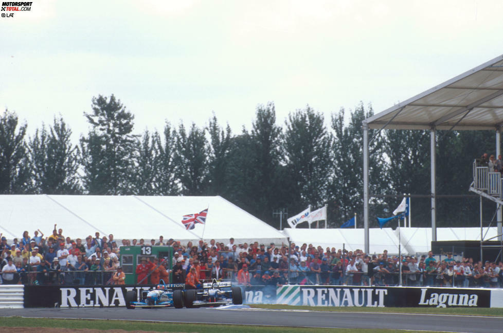 16. Juli 1995: Nach einem weiteren Sieg beim Grand Prix von Frankreich in Magny-Cours führt Schumacher bei Hills Heimspiel in Silverstone. Der Williams-Pilot, wegen eines Boxenstopps mehr mit frischeren Reifen ausgestattet, attackiert aber in Priory, wild entschlossen, vor eigenem Publikum zu gewinnen.