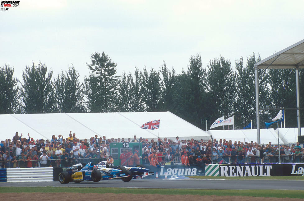 Das geht schief: Beide scheiden aus, Benetton-Pilot Johnny Herbert feiert seinen ersten Grand-Prix-Sieg - und Schumacher ärgert sich: 