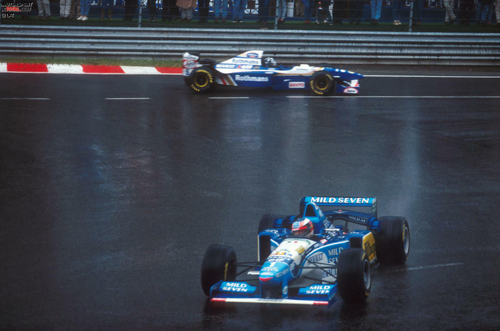 27. August 1995: Eine Sternstunde in Schumachers Karriere, der vom 16. Startplatz aus gewinnt und Hill im Regenchaos des Grand Prix von Belgien regelrecht vorführt. Teilweise mit Slicks auf nasser Fahrbahn gegen Hill auf Regenreifen verteidigend, gewinnt der Deutsche in Spa-Francorchamps 19,5 Sekunden vor Hill. Der beschwert sich später: 