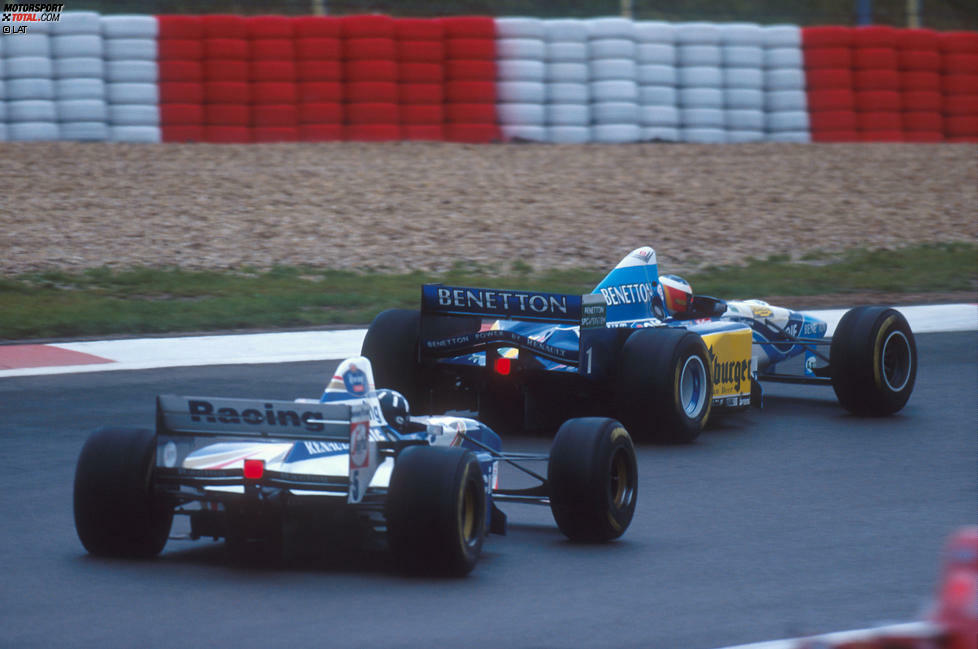 1. Oktober 1995: Schumachers nächstes Meisterstück beim Grand Prix von Europa auf dem Nürburgring, den er erst nach einer überragenden Aufholjagd gegen Alesi im Ferrari gewinnt. Hill verliert zunächst bei einer Kollision mit Alesi den Frontflügel, dreht sich dann ganz von der Strecke - und muss einsehen: 