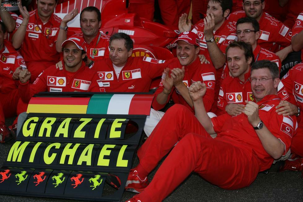 Der 22. Oktober hat für Schumacher übrigens eine besondere Bedeutung: Elf Jahre nach dem Gewinn seiner zweiten Weltmeisterschaft beendet er beim Grand Prix von Brasilien 2006 (vermeintlich) seine Karriere. Zwar reicht es gegen Fernando Alonso (für das ehemalige Benetton-Team Renault unter Regie von Briatore am Start) nicht zum achten WM-Titel, aber nach Reifenschaden zeigt Schumacher vom 19. auf den vierten Platz eine sensationelle Aufholjagd - eine der besten seiner Karriere, wie viele finden.