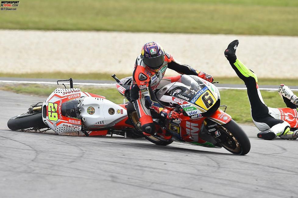 Stefan Bradl hat zwar beim Iannone/Pedrosa-Crash Glück, reißt dann aber später Aleix Espargaro aus dem Rennen.