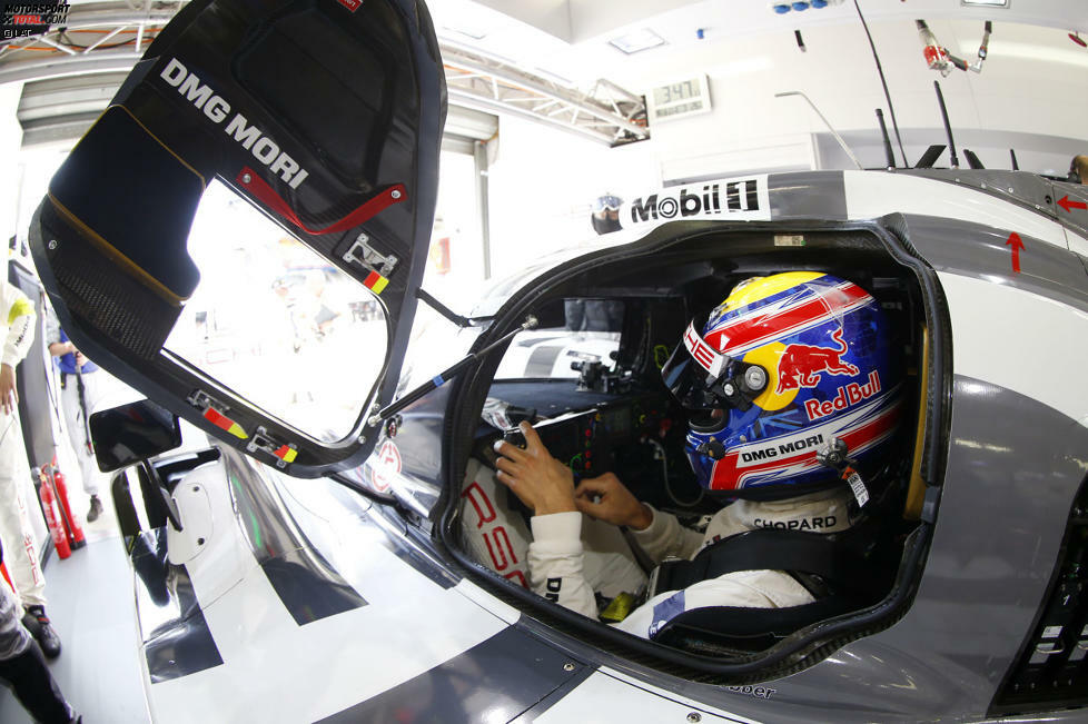 Die Richtung vorzugeben, ist die banalste Aufgabe des Lenkrads im Porsche 919 Hybrid. Die Fahrer des LMP1-Prototypen in der Langstrecken-Weltmeisterschaft (WEC) halten einen Computer in Händen. Sie bedienen 24 Knöpfe und Schalter auf der Vorderseite sowie sechs Wippen auf der Rückseite, um den komplexesten Rennwagen, den Porsche bislang gebaut hat, zu kontrollieren.