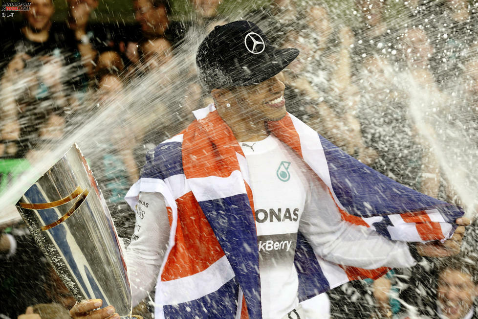 Weltmeister! Lewis Hamilton hat es geschafft, zum zweiten Mal nach 2008. Aber danach sieht es beim Grand Prix von Abu Dhabi nicht immer aus. Nach dem Qualifying am Samstag schöpft Nico Rosberg noch einmal Hoffnung: 