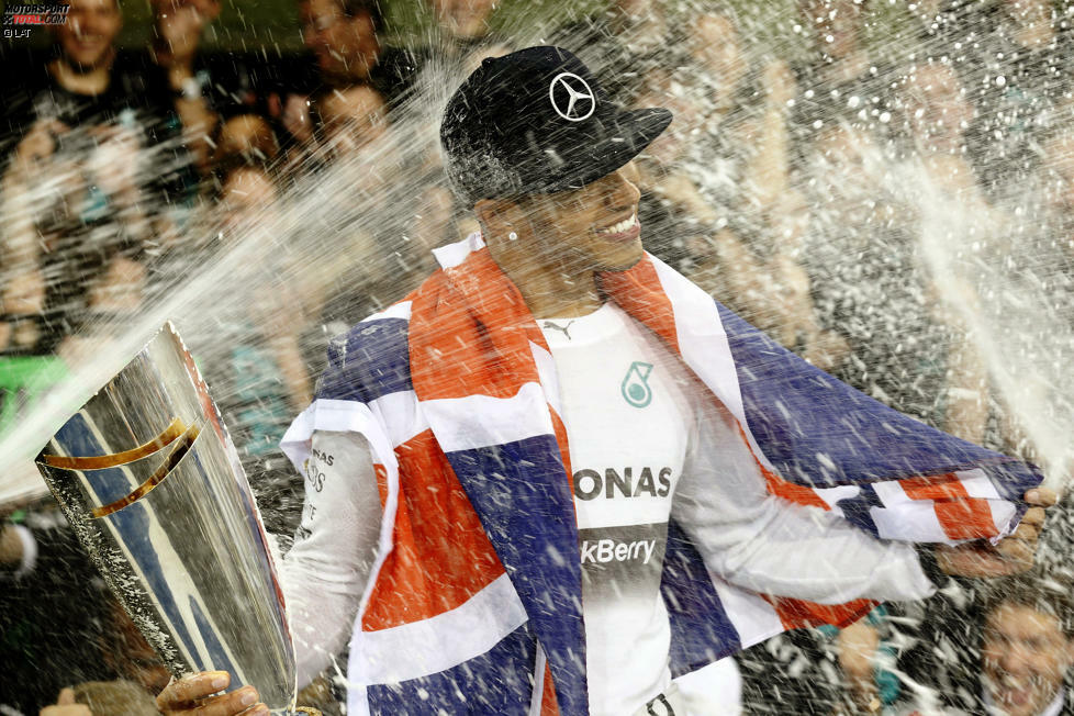 Weltmeister! Lewis Hamilton hat es geschafft, zum zweiten Mal nach 2008. Aber danach sieht es beim Grand Prix von Abu Dhabi nicht immer aus. Nach dem Qualifying am Samstag schöpft Nico Rosberg noch einmal Hoffnung: 