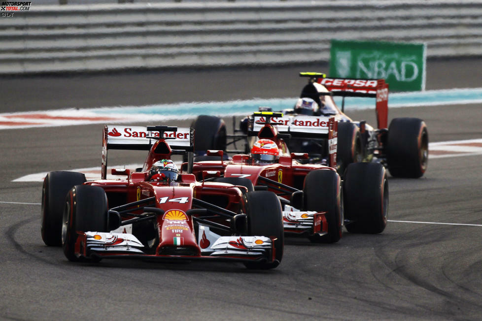 Kimi Räikkönen wehrt sich nicht großartig, als Fernando Alonso an ihm vorbeigeht und Platz fünf übernimmt. Womit der Ferrari-Finne eher nicht gerechnet hätte: dass bei der Gelegenheit auch gleich Daniil Kwjat (scheidet später mit Antriebsdefekt aus) durchrutscht und sein Teamkollege am Ende der fünften Runde ohnehin an die Box kommt, um die abbauenden Supersoft-Reifen loszuwerden.