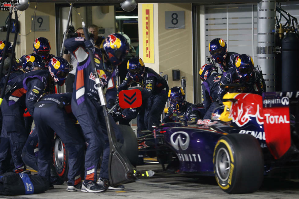 Vettel patzt beim ersten Boxenstopp in der 21. Runde: Das abgehakte Losfahren kostet rund eineinhalb Sekunden und die Chance, direkt an Magnussen vorbeizugehen. Nach vier gemeinsamen WM-Titeln verabschiedet er sich mit einem enttäuschenden achten Platz in Richtung Ferrari.