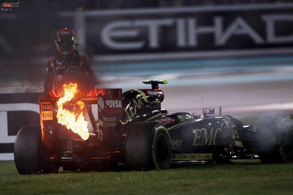 Ebenfalls in Runde 27 beendet Pastor Maldonado seine enttäuschende Saison 2014 mit einem spektakulären Motorschaden. Die Lotus-Mechaniker, an solche Dramen längst gewohnt, nehmen's mit Humor und lachen sich vor laufenden TV-Kameras ins Fäustchen, als sie sehen, wie ihr Fahrer seelenruhig vom lichterloh brennenden Auto weggeht und den Streckenposten das Löschen überlässt.