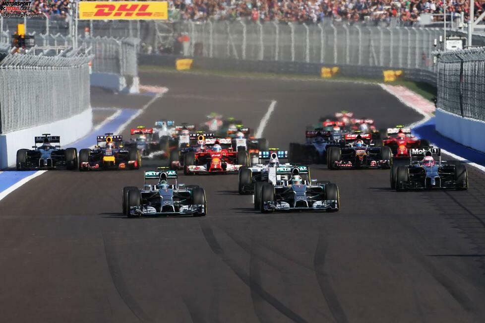 Hamiltons Weg zum Erfolg beginnt von der Pole-Position, aber auch mit einem Start, der nicht optimal ist. Teamkollege Nico Rosberg kommt besser weg, schiebt sich im schnellen Rechtsknick neben das Schwesterauto und ist mit der Nasenspitze schon in Führung als...
