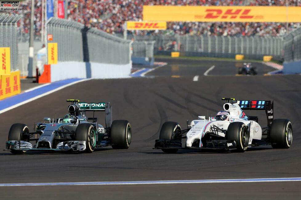 Rosberg schneidet durch das Feld wie das Messer durch die heiße Butter, knallt bei freier Fahrt Bestzeiten auf den Asphalt und kassiert während der Serie der Stopps die meisten Konkurrenten aus den Top 10 kampflos. Nur Bottas steht noch im Weg zu Platz zwei, doch in Runde 31 löst der Deutsche das Problem mit einem beherzten Manöver an der Stelle, wo er noch zuvor für viel Qualm gesorgt hatte.