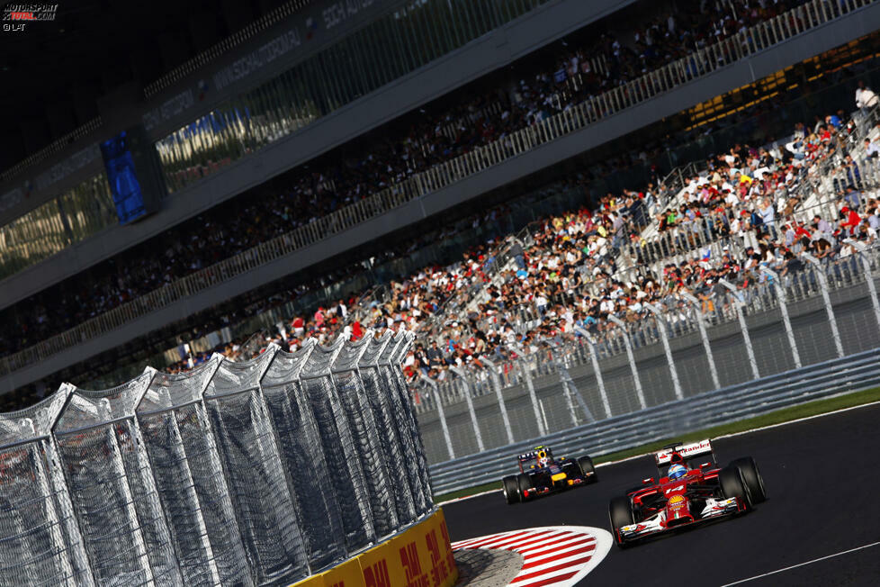 Fernando Alonso (6.) bekommt gegen Rennende nochmal mächtig Druck von Daniel Ricciardo, doch der Australier findet keinen Weg vorbei am Ferrari.