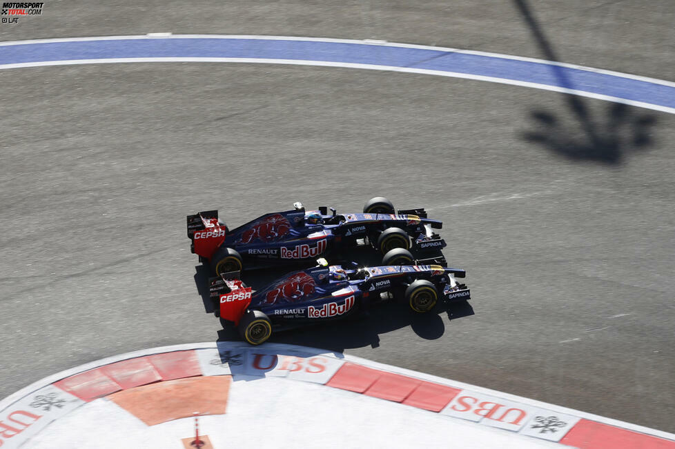 In der Anfangsphase gibt es insbesondere im Mittelfeld tolle Duelle wie hier zwischen den Toro-Rosso-Piloten Vergne und Daniil Kwjat. Die Strecke in Sotschi zeigt entgegen aller Erwartungen zumindest zu Beginn, dass Überholen möglich ist, doch die Herrlichkeit währt nicht lange und es beginnt eine Prozession.