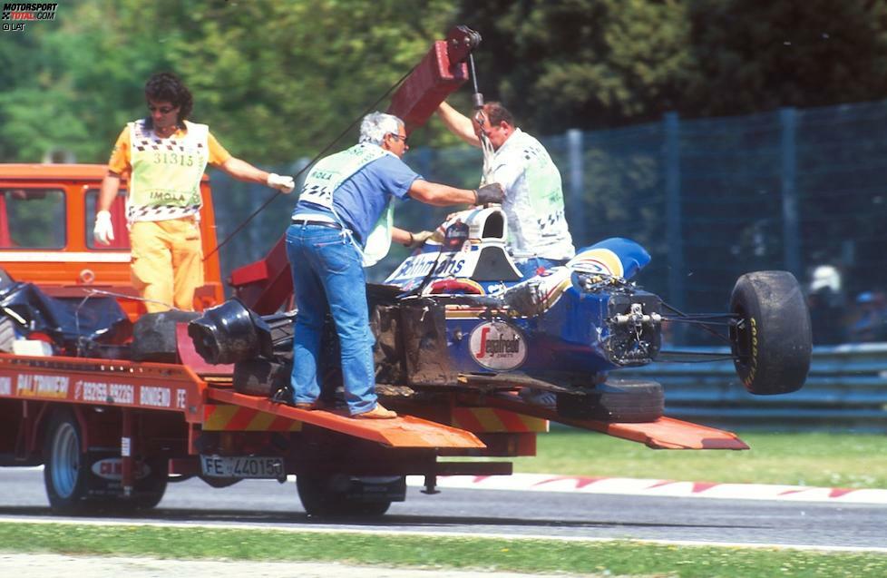 In der siebten Runde des Rennens in Imola verliert die Rennlegende aus bis heute nicht abschließend geklärten Gründen die Kontrolle über den Williams und schlägt mit 218 Kilometern pro Stunde in die Betonmauer der Tamburello-Kurve ein. Senna wird sofort mit dem Helikopter ins Krankenhaus transportiert, doch dort wird am Abend nur noch sein Tod festgestellt.