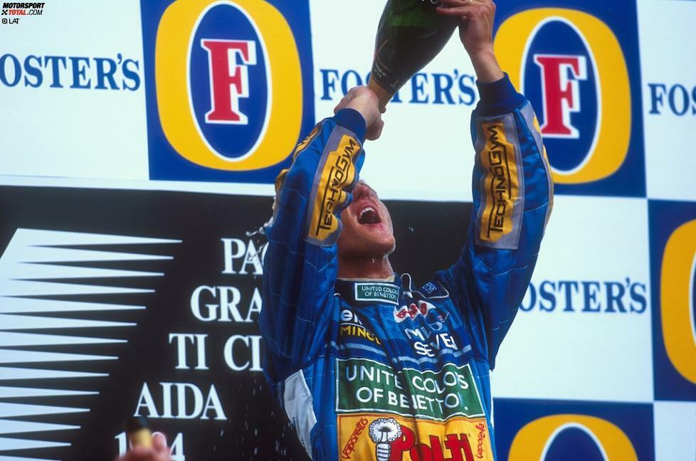 Nach einem weiteren Sieg im japanischen Aida avanciert Schumacher zum damals 25-jährigen Shootingstar der Szene. Die ganze Motorsport-Welt wartet darauf, dass das Imperium Senna zurückschlägt. Der Superstar wittert am Benetton des Deutschen einige illegale Hilfsmittel und lauert verbissen auf eine Revanche.