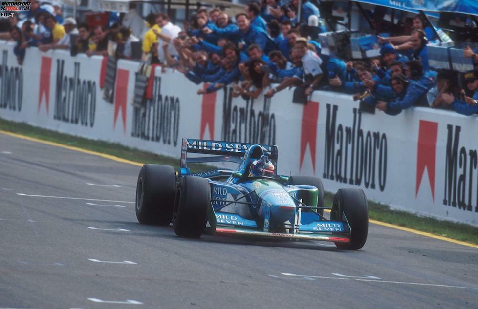 In Jerez feiert Schumacher einen Comeback-Erfolg, weil Hill beim Boxenstopp patzt und zu wenig Sprit mitnimmt. Doch der Weltmeister-Sohn kontert im japanischen Suzuka mit kluger Strategie und dreht die Reihenfolge um. Vor dem Saisonfinale in Adelaide trennt die Rivalen nur ein einziger WM-Zähler. Es steht 92:91.