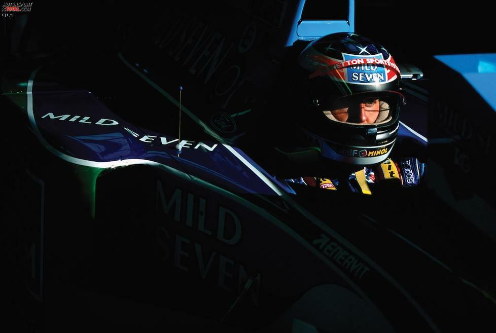 Die Rennleitung disqualifiziert Schumacher, weil der Unterboden seines Benetton nicht den neuen Vorschriften entspricht. Die Holzplanke ist völlig heruntergefahren, um weit mehr mehr als die erlaubten zehn Prozent. Weil die Bewährung aus Silverstone weiter aktuell ist, kennt die FIA keine Gnade. Es setzt zwei Rennen Sperre und der 