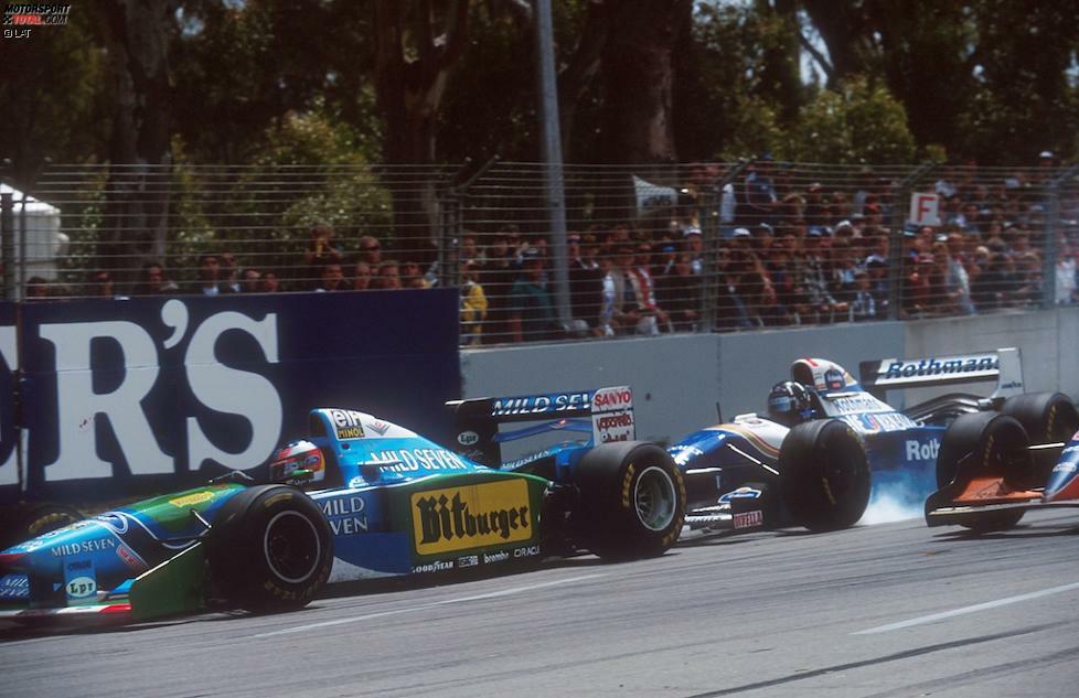 Beide Stars demonstrieren nach dem Rennstart, warum sie der Saison 1994 ihren Stempel aufgedrückt haben: Sie sind klar schneller als der Rest des Feldes und fahren den WM-Titel 36 Runden lang unter sich aus, ehe Schumacher in der East Terrace-Kurve einen Fahrfehler begeht. Der Benetton schlägt seitlich in die Mauer ein, doch es ist unklar, ob der Wagen auch beschädigt ist.