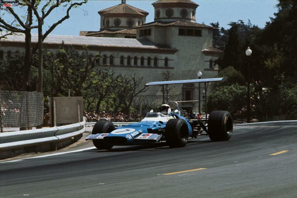 Barcelona ist die einzige Stadt, die an zwei Orten Gastgeber der Formel 1 war. Wesentlich weniger prominent als der Circuit de Catalunya - seit 1991 im Programm - ist die Strecke in Montjuic. 1969 debütierte der Straßenkurs rund um Barcelonas Hausberg. Es ging durch eine bewaldete Parklandschaft und Wohngebiete, die Zuschauer genossen den Ausblick auf den Hafen. Das Höllentempo sorgte für hohes Risiko. Und es hätte sogar eine dritte Kulisse geben können: 1951 und 1954 war der Vorort Pedralbes Austragungsort eines Formel-1-Rennens, allerdings ohne Berücksichtigung für die WM.