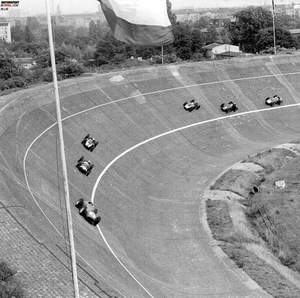 ...die legendäre AVUS vor den Toren West-Berlins (1959),...