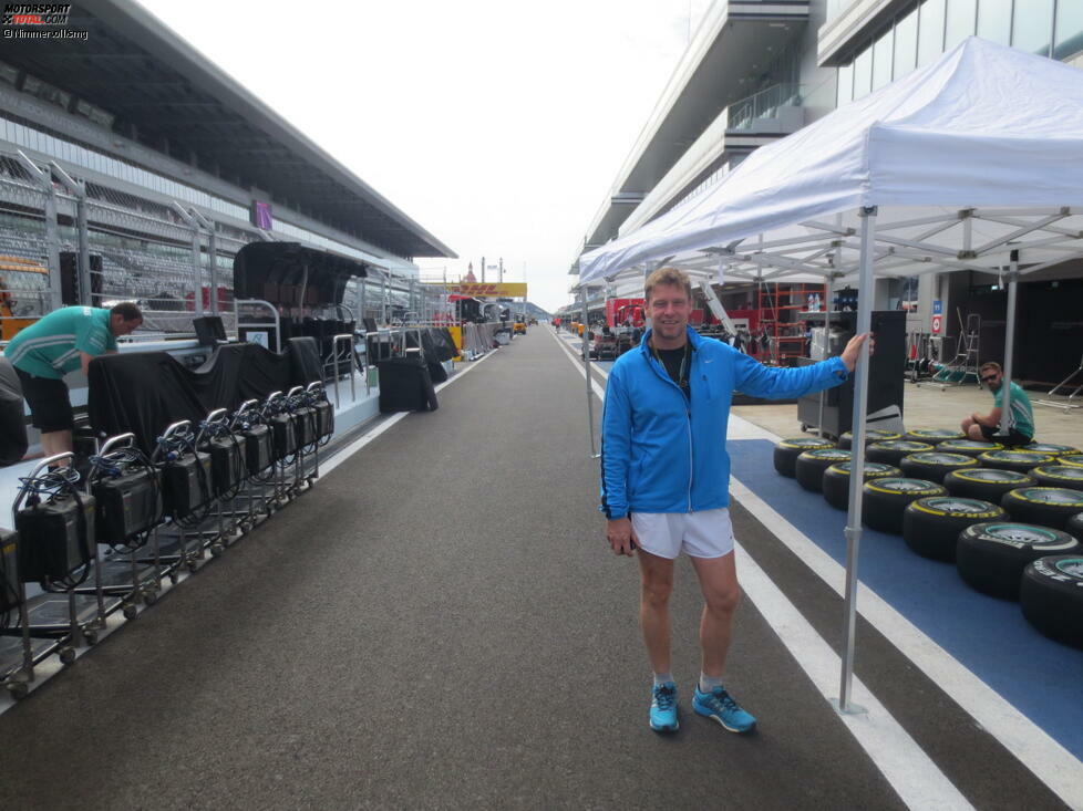 Vor dem Start: Safety-Car-Fahrer Bernd Mayländer stretcht noch kurz seine Muskeln durch, dann kann's losgehen mit dem 