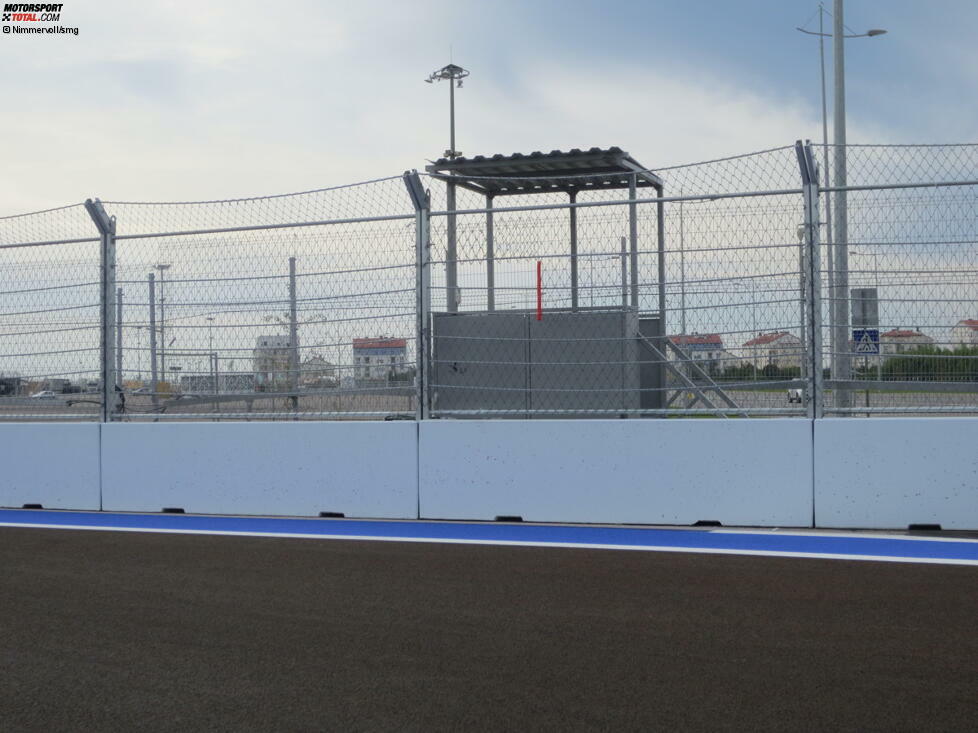 In Suzuka sorgte 2014 ein sogenannter Marshall-Post wegen einer angeblich falsch geschwenkten grünen Flagge für Aufregung. Die Medienberichte erwiesen sich aber als vorschnell, die Streckenposten haben alles richtig gemacht. In Sotschi sieht der Arbeitsplatz der Streckenposten so aus.