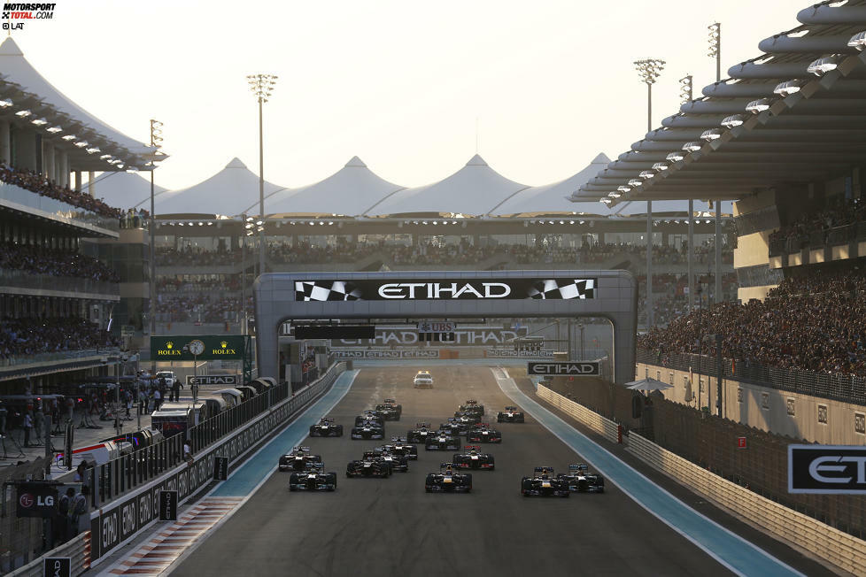 Willkommen in Abu Dhabi, willkommen im Reich von 1.001 Nacht. 2009 macht sich die Formel 1 erstmals auf in das neue Prunkstück des Kalenders - dem Rennen auf dem Yas Marina Circuit. Auf der Yas-Insel in den Vereinigten Arabischen Emiraten haben die Verantwortlichen keine Kosten und Mühen gescheut, um den Grand Prix zu einem der aufsehenerregendsten zu machen. Auf und neben der Strecke sieht alles edler als edel aus. Sogar unter einem Hotel müssen die Piloten hindurch fahren.