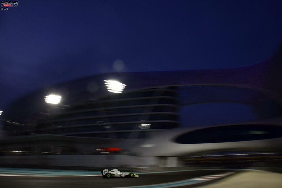 Schon beim Debüt 2009 findet die Formel-1-Saison in Abu Dhabi ihren krönenden Abschluss. Doch da es damals noch keine doppelten Punkte zu vergeben gibt, steht der Weltmeister bereits vor dem Rennen fest. Jenson Button sicherte sich bereits in Brasilien die Krone, somit liegt der Fokus beim Finale auf den Prachtbauten und der Tatsache, dass erstmals ein Rennen bei Tageslicht gestartet und im Dunkeln beendet wird.