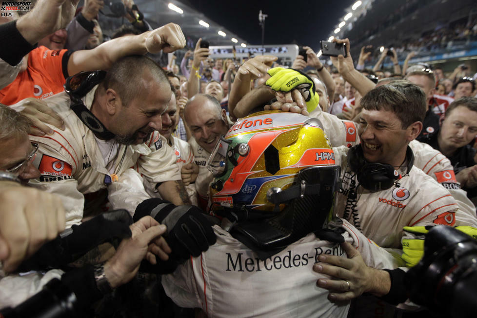 Damit ist der Weg frei für den Briten, der seinen dritten Saisonsieg einfährt. Schon 2009 war Hamilton nah dran am Sieg, musste allerdings mit einem technischen Defekt in Führung liegend aufgeben. Jetzt holt der McLaren-Pilot seinen fälligen Erfolg nach.