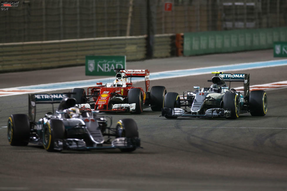 Ganz anders ist die Ausgangslage 2016: Rosberg reist als WM-Führender an und muss (im Falle eines Sieges seines Rivalen Hamilton) nur Vierter werden, um sich die Krone aufzusetzen. Der Brite bemächtigt sich aller Tricks: Als die Silberpfeile ungefährdet auf den Plätzen eins und zwei liegen, bremst er Rosberg ein, damit die Konkurrenten aufschließen und dem Deutschen Punkte wegnehmen. Mercedes will Hamilton die Aktion im Boxenfunk verbieten, aber er entgegnet nur, dass er Weltmeister werden wollle ...