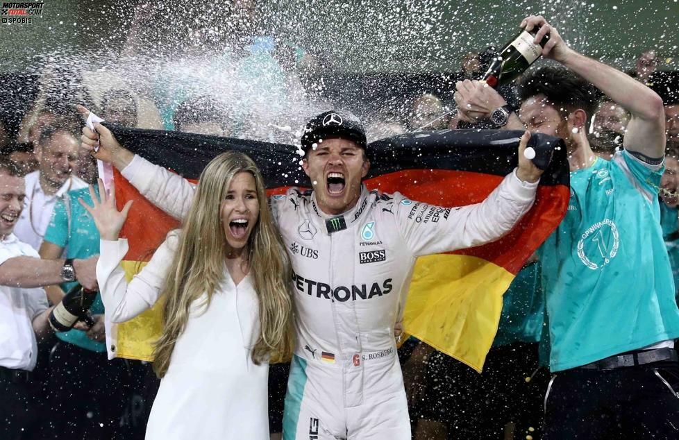 Zwar greift Sebastian Vettel Rosberg sogar an, doch er behauptet Rang zwei und wird zum ersten und einzigen Mal in seiner Karriere Formel-1-Weltmeister. Hamilton sorgt für eine riesige Kontroverse, die Mercedes-Bosse sind stinksauer und denken über eine interne Bestrafung nach. Rosberg erklärt eine Woche nach dem Triumph seinen Rücktritt vom aktiven Motorsport.