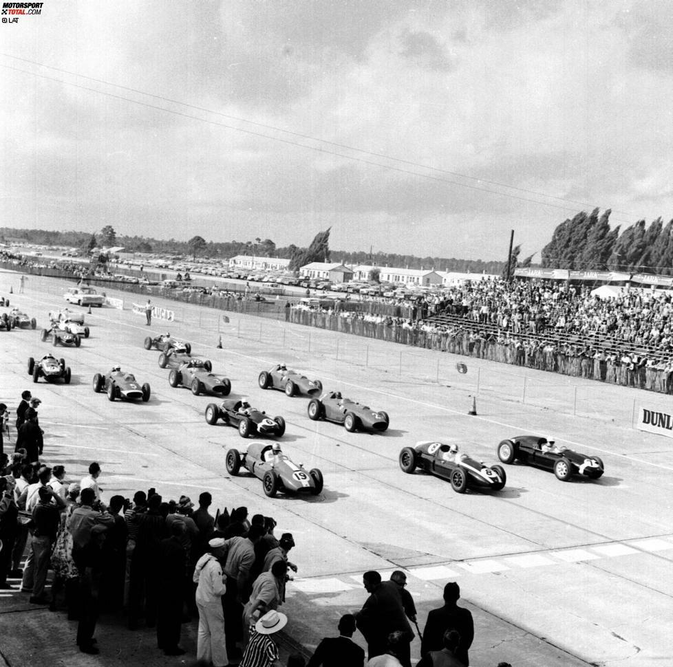 1959, als das Indy 500 zum vorletzten Mal zur Formel-1-WM zählt, betritt man parallel erstmals neuen US-Boden: Auf dem Flugplatzkurs in Sebring im Bundesstaat Florida wird am 12. Oktober der erste Grand Prix der USA ausgetragen. Das Rennen ist das Saisonfinale 1959. Sieger: Der Neuseeländer Bruce McLaren, der mit seinem Cooper mit der Startnummer 9 von Startplatz zehn ins Rennen ging.