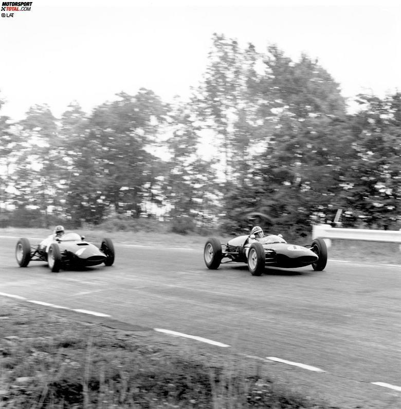 1961: Zum dritten Mal in Folge geht die Formel-1-Saison in den USA zu Ende. Als Austragungsort fungiert ein weiterer neuer Kurs: Die Berg-und-Talbahn von Watkins Glen im Bundesstaat New York. Dem Briten Innes Ireland (Lotus) gelingt beim diesem Rennen der einzige Grand-Prix-Sieg seiner Karriere. Auf dem Foto ist Ireland vor Graham Hill (BRM) zu sehen, der das Rennen auf Platz fünf beendet.