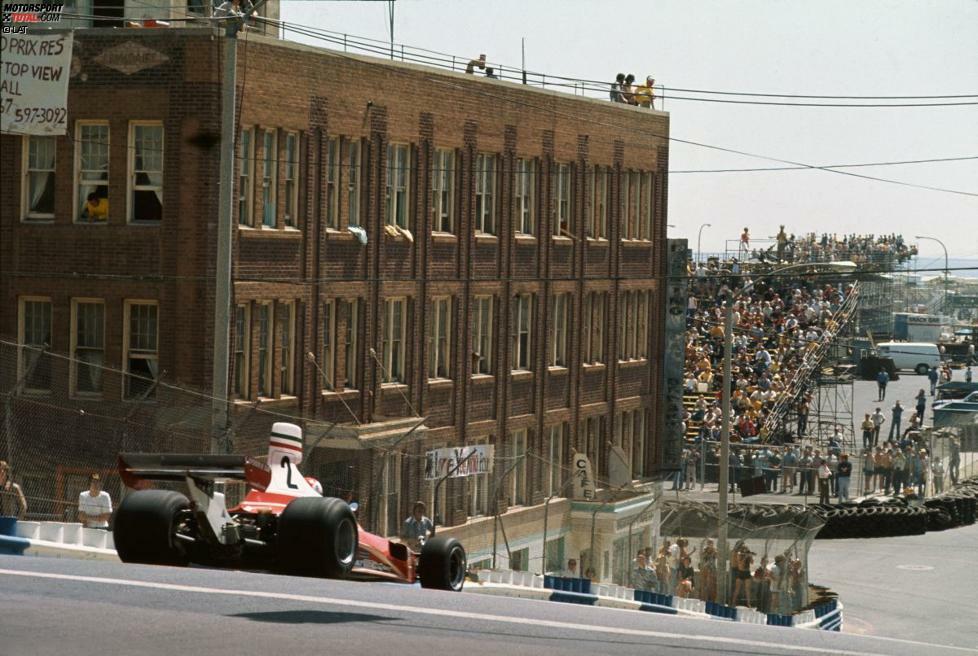 Trotz zweier tödlicher Unfälle innerhalb von nur zwölf Monaten bleibt Watkins Glen bis 1980 im Formel-1-Kalender. Ab 1976 gibt es parallel ein zweites Rennen im Land der unbegrenzten Möglichkeiten: Den Grand Prix USA-West in Long Beach. Die Formel-1-Premiere auf dem kalifornischen Stadtkurs, der durch seine abenteuerliche Streckenführung mit erheblichen Steigungen und Gefällen besticht, gewinnt Ferrari-Pilot Clay Regazzoni. Vier Jahre später allerdings wird Long Beach für den charismatischen Schweizer zum Schicksal. In der 51. Runde des ...